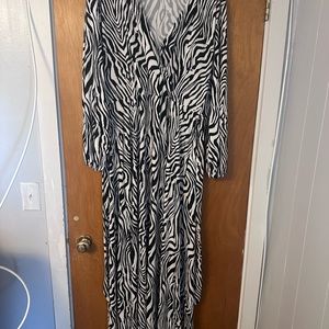 Black and white Maxi dress.     Size 2X,  boutique purchased,  never worn.